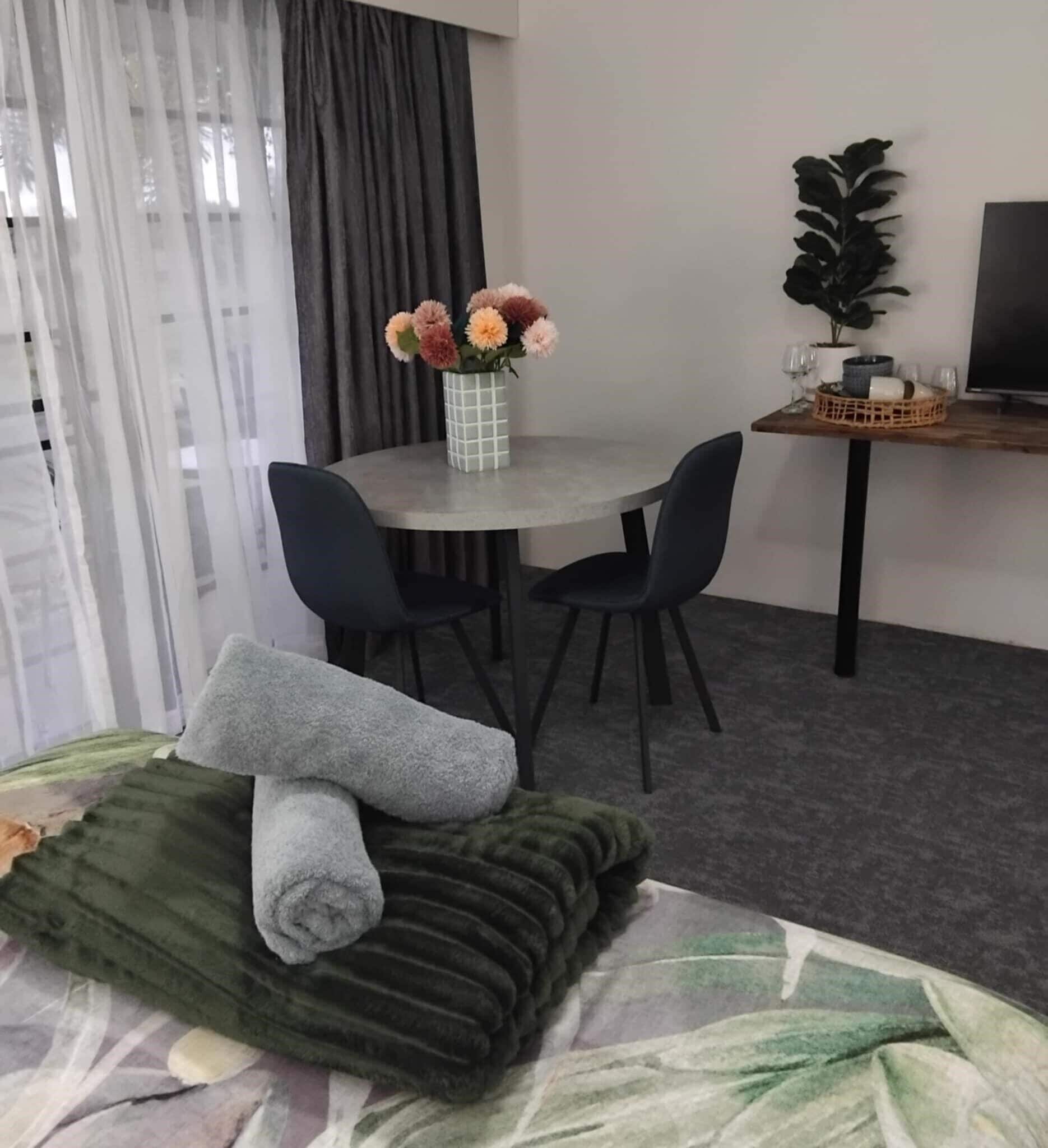 羽绒被、办公桌、遮光窗帘、熨斗/熨衣板