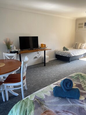 Deluxe Twin Room, Mountain View | Down comforters, desk, blackout drapes, iron/ironing board - Lakeside Lodge Motel (Loftville)