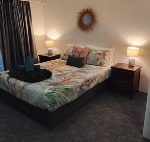 Down duvets, desk, blackout curtains, iron/ironing board - Lakeside Lodge Motel (Loftville)