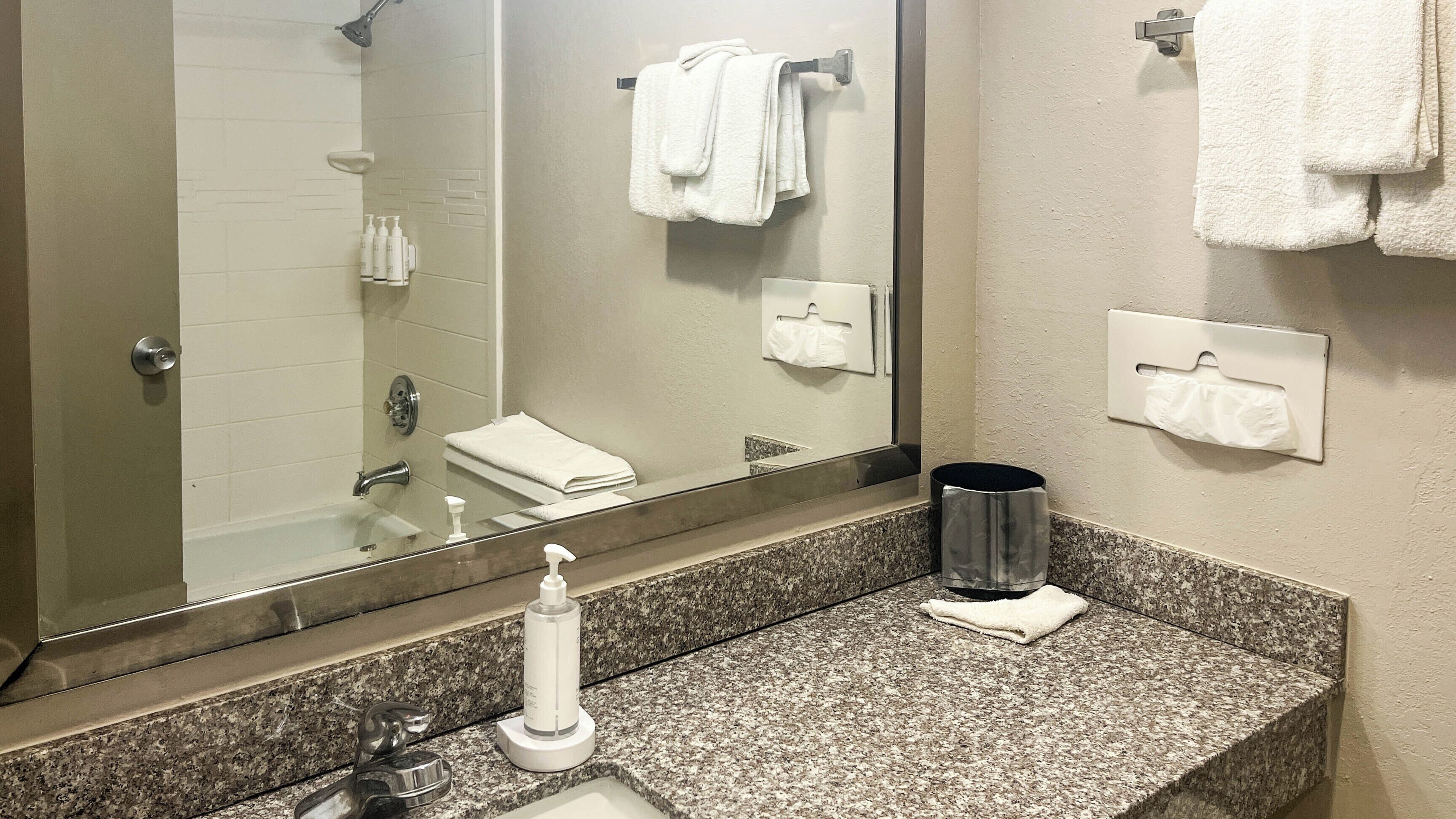 Værelse - 2 queensize-senge - ikke-ryger (Microwave & Fridge) | Badeværelse | Kombination af bruser/badekar, hårtørrer, håndklæder