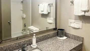 Bañera con ducha, secador de pelo, toallas