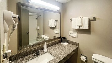 Bañera con ducha, secador de pelo, toallas