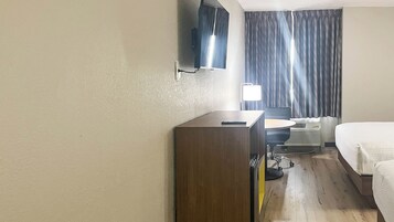 Caja fuerte, tabla de planchar con plancha, cunas gratuitas