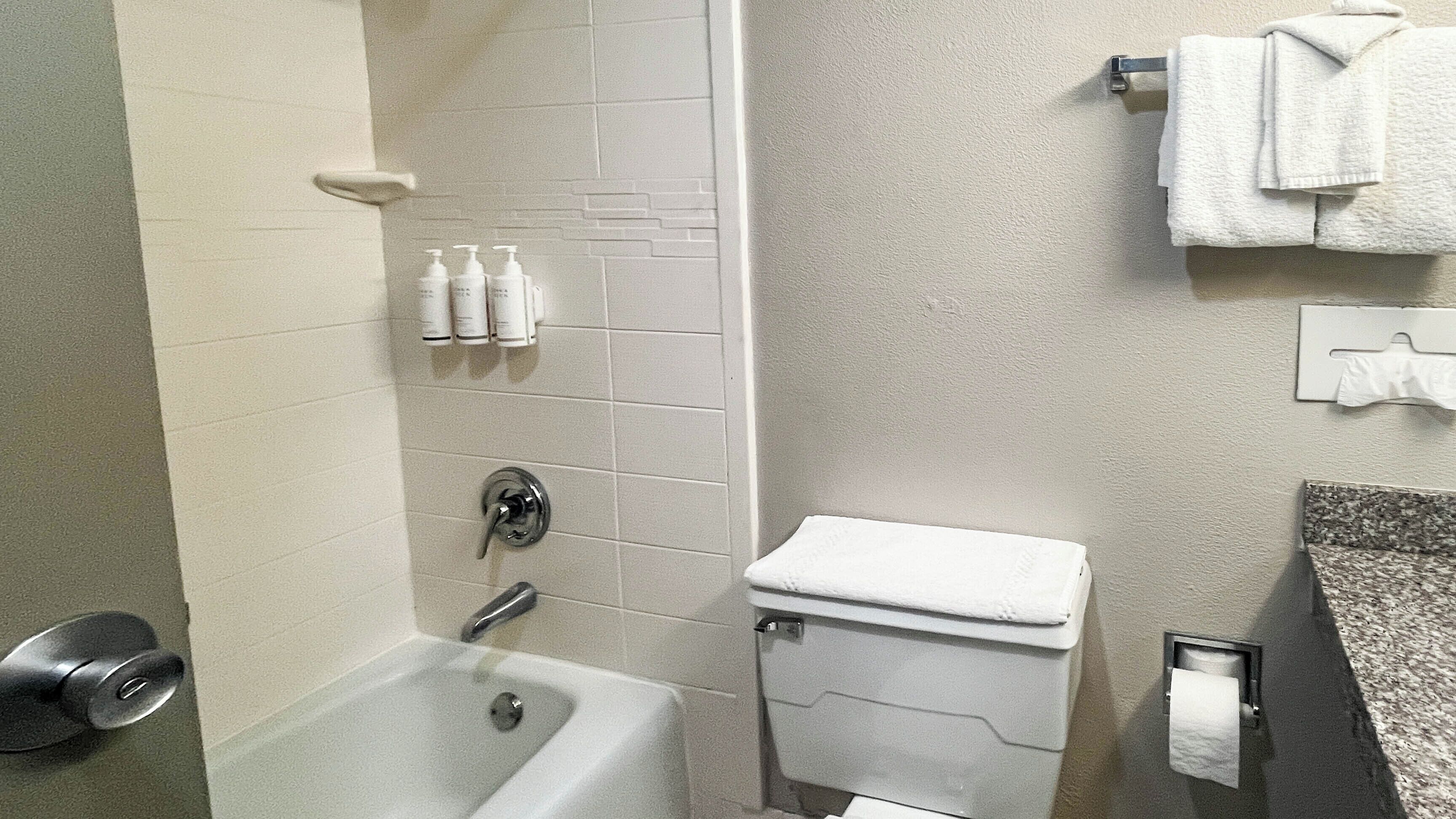 Bañera con ducha, secador de pelo, toallas