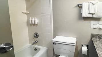 Bañera con ducha, secador de pelo, toallas