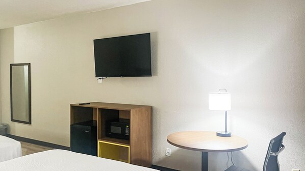 Chambre, 2 grands lits, non-fumeur (Mobility, Microwave & Fridge)