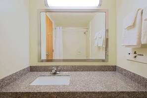 Combined shower/tub, hair dryer, towels