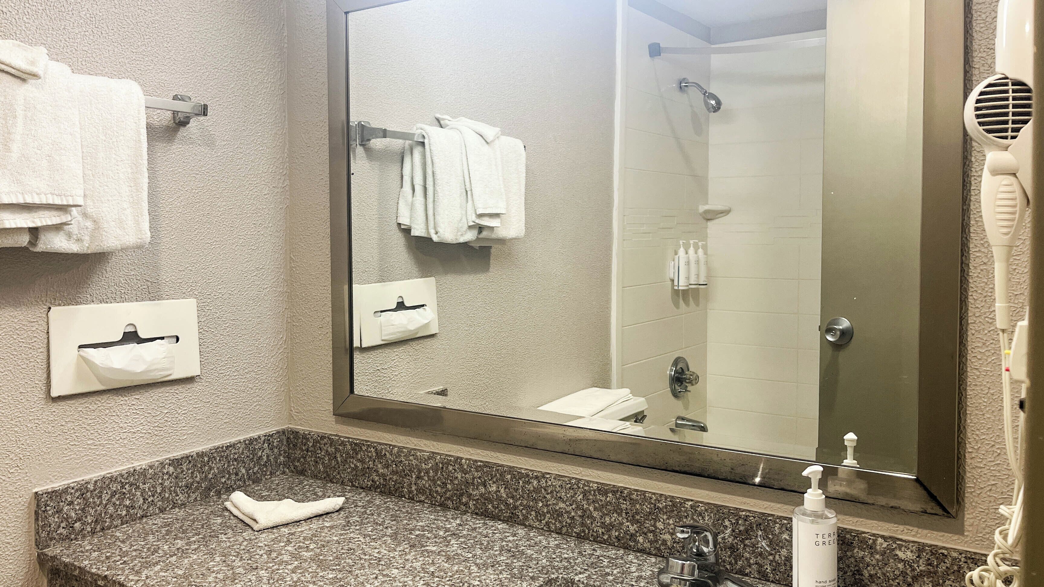 Ensemble douche/baignoire, sèche-cheveux, serviettes fournies