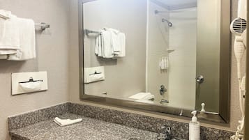 Ensemble douche/baignoire, sĂšche-cheveux, serviettes fournies