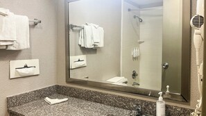 Combined shower/tub, hair dryer, towels