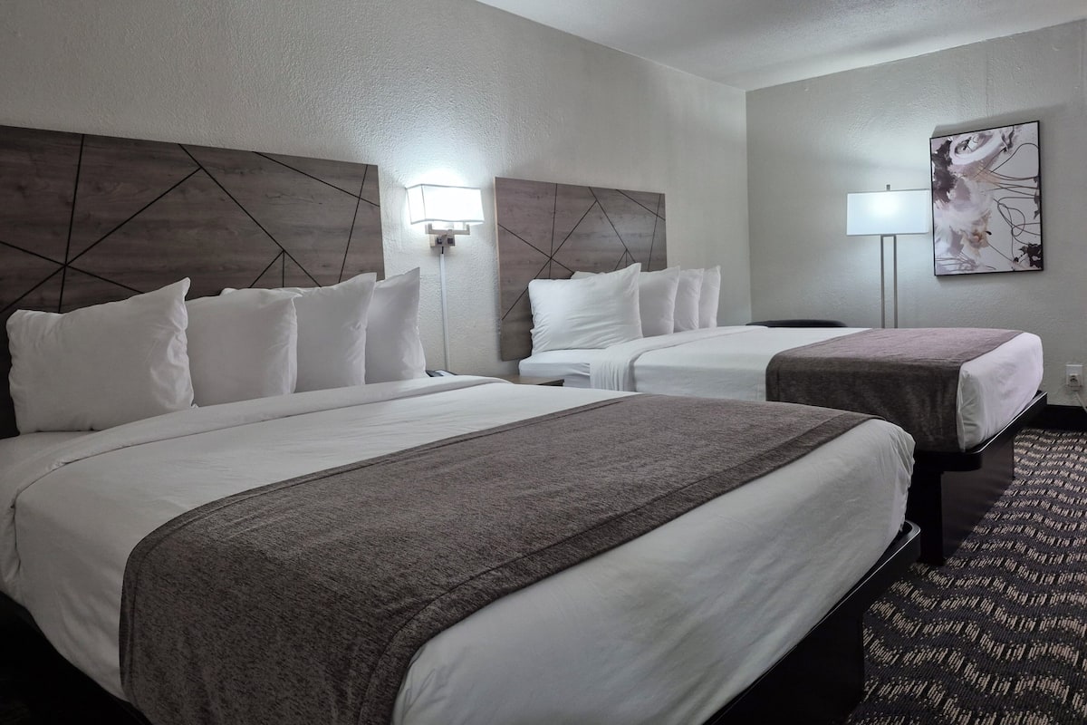 Room, 2 Queen Beds | Ropa de cama de alta calidad, camas Tempur-Pedic y escritorio