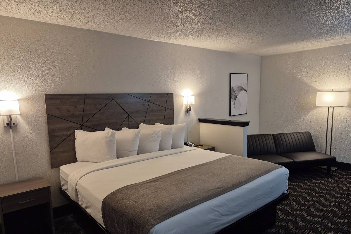 Standard Room, 1 King Bed | 高級寢具、書桌、手提電腦工作空間、熨斗/熨衫板