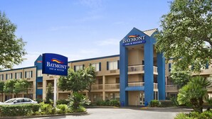Baymont Inn & Suites -hotellin rakennus, jonka julkisivussa on sinisen ja beigen sävyjä, useita parvekkeita ja pysäköintialue.