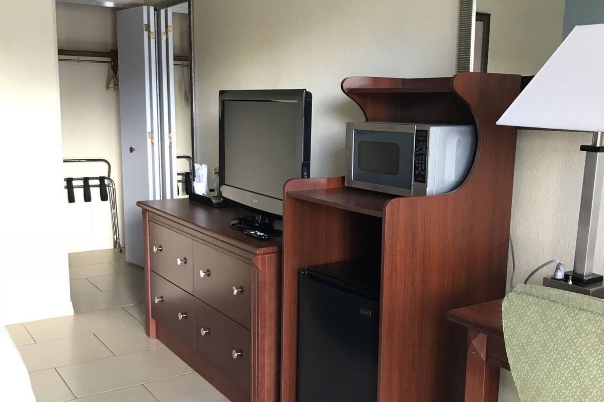 Escritorio, tabla de planchar con plancha, wifi gratis y ropa de cama