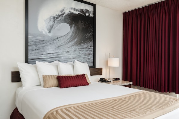 In-room safe, desk, laptop workspace, blackout drapes - Kings Inn Anaheim at the Park & Convention Center (Anaheim)