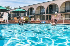 Outdoor pool, a heated pool, sun loungers - Kings Inn Anaheim at the Park & Convention Center (Anaheim)