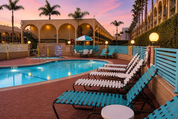Una piscina al aire libre, una piscina climatizada