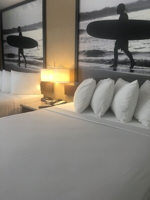 Quarto standard, 2 camas Queen, para não fumantes | Cofres nos quartos, escrivaninha, espaço de trabalho para notebook