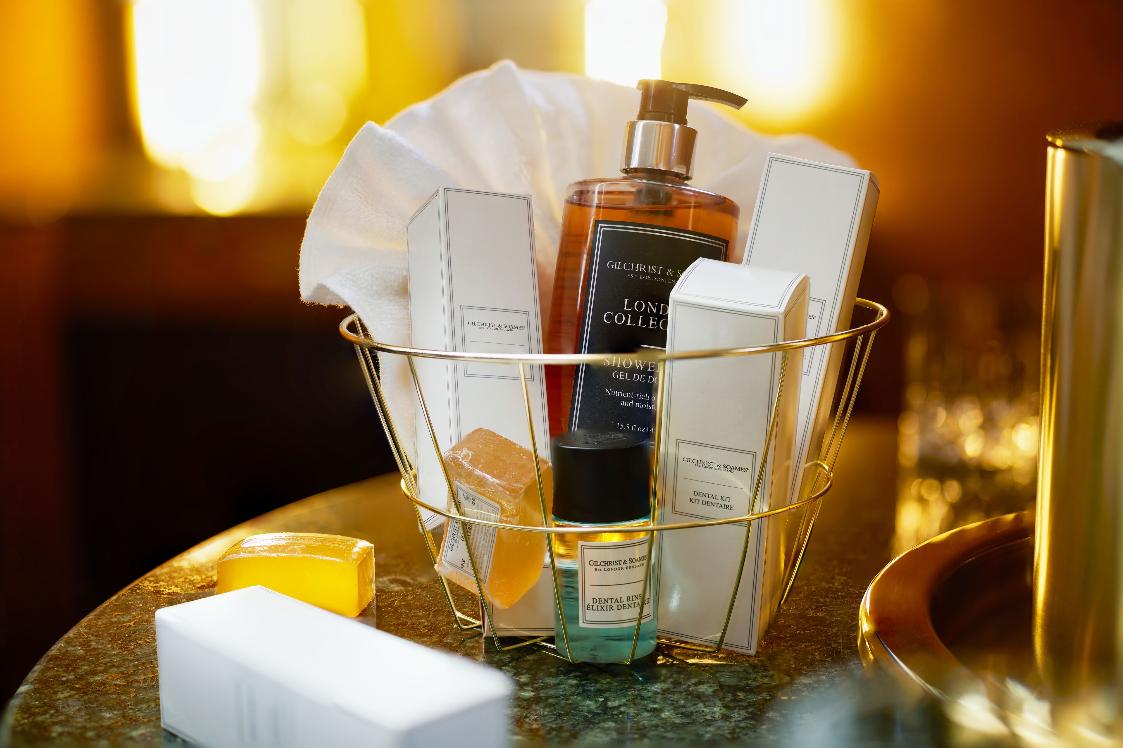 Un meuble-lavabo de salle de bain avec des articles de toilette et une pomme de douche.