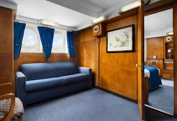 Suite (Mini) | Hypo-allergenic bedding, pillowtop beds, individually decorated at The Queen Mary