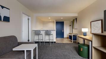 Suite, 1 soverom | Oppholdsområde | Flatskjerm-TV