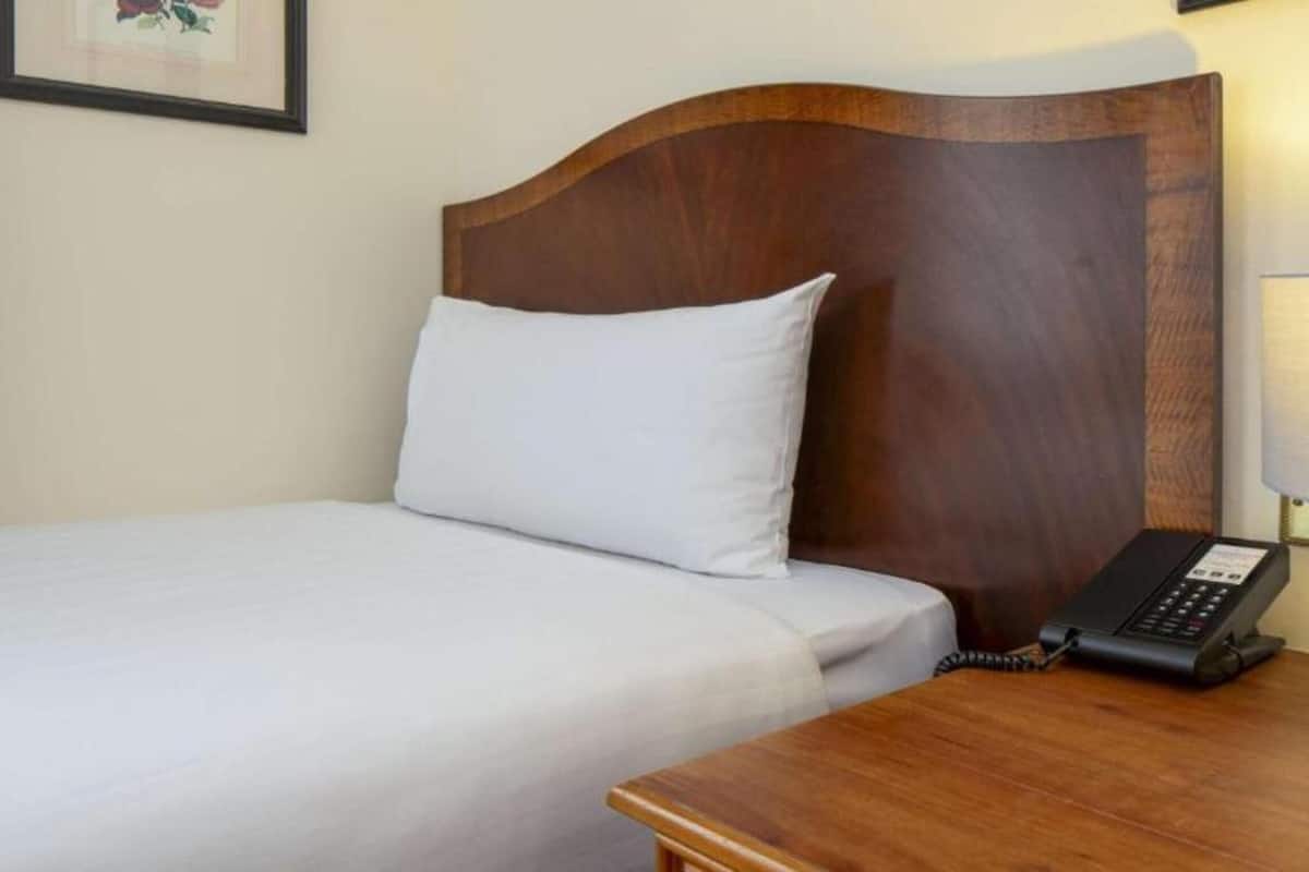 Habitación individual clásica | Escritorio, tabla de planchar con plancha, wifi gratis y ropa de cama