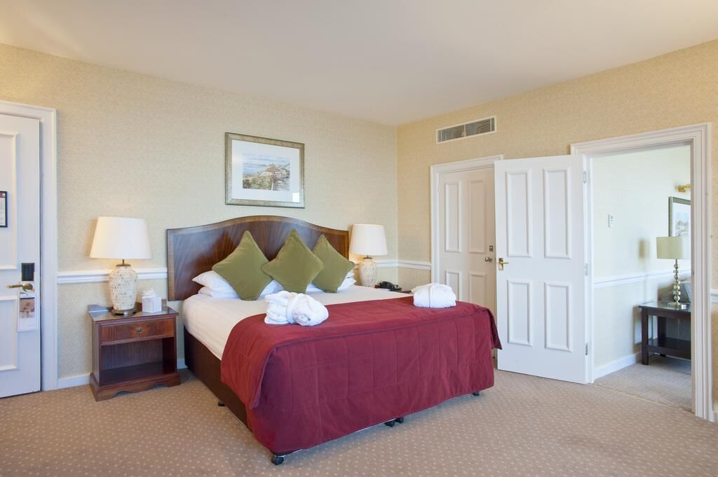 Superior Feature with View | Desk, iron/ironing board, free WiFi, bed sheets