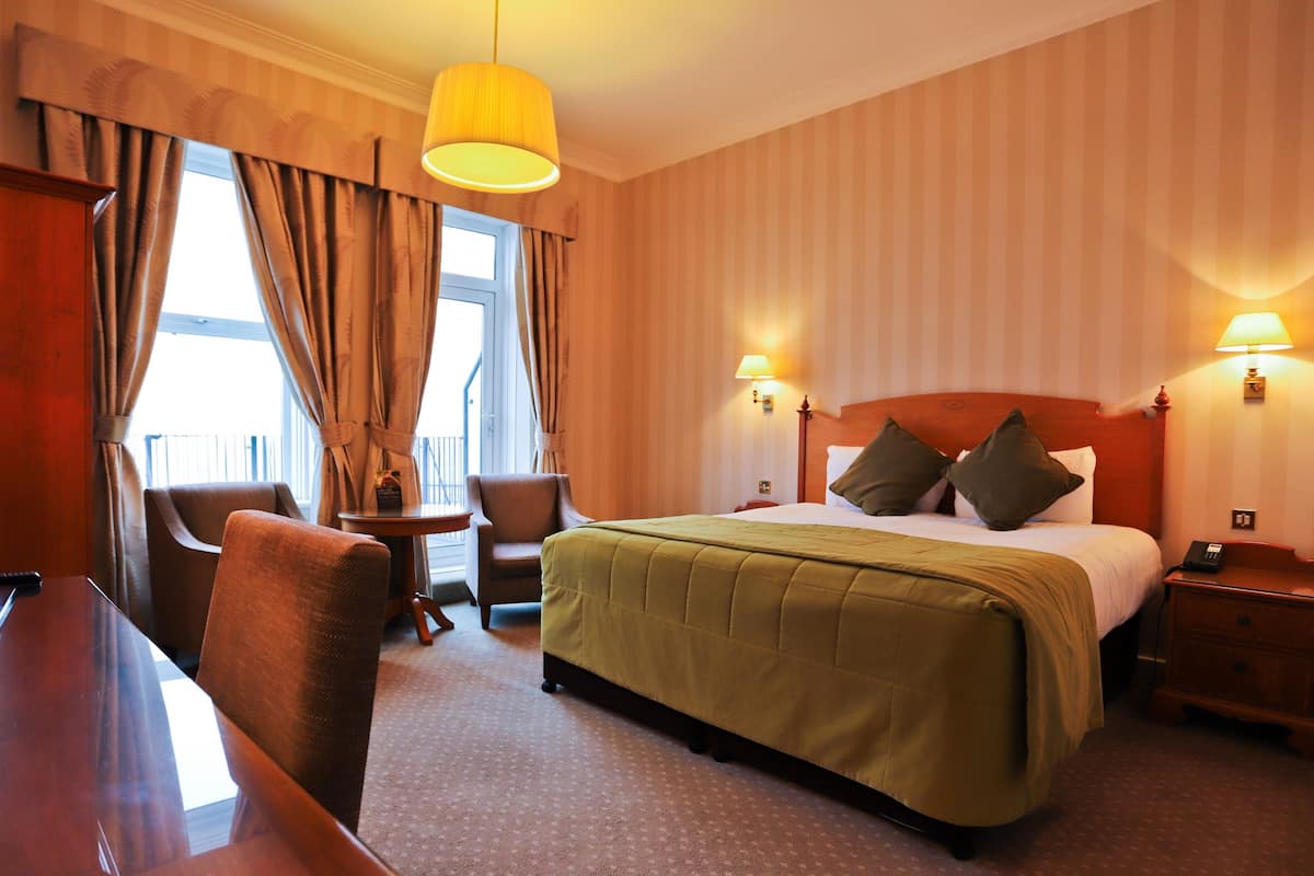 Bureau, fer et planche Ă repasser, Wi-Fi gratuit, draps fournis