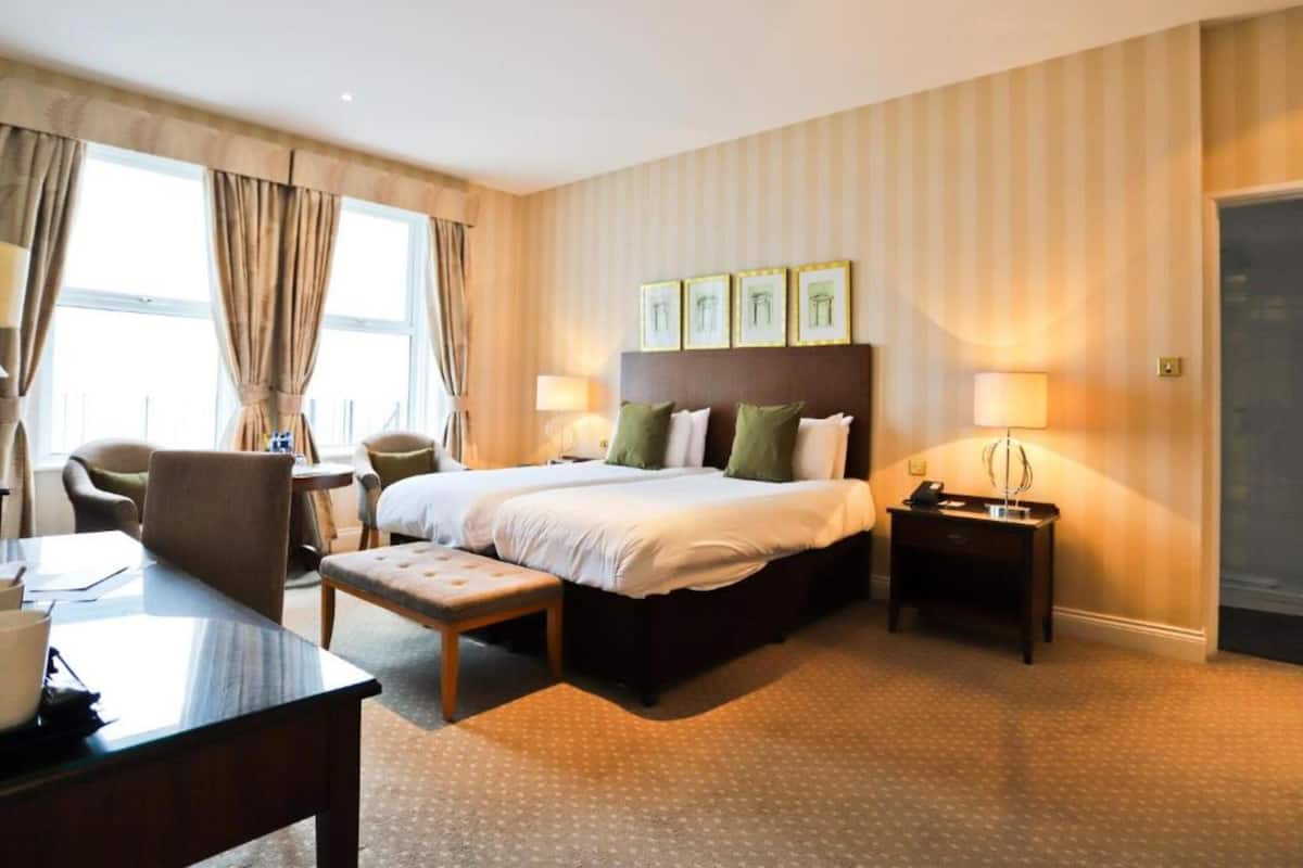 Deluxe Double Suite with View | Escritorio, tabla de planchar con plancha, wifi gratis y ropa de cama