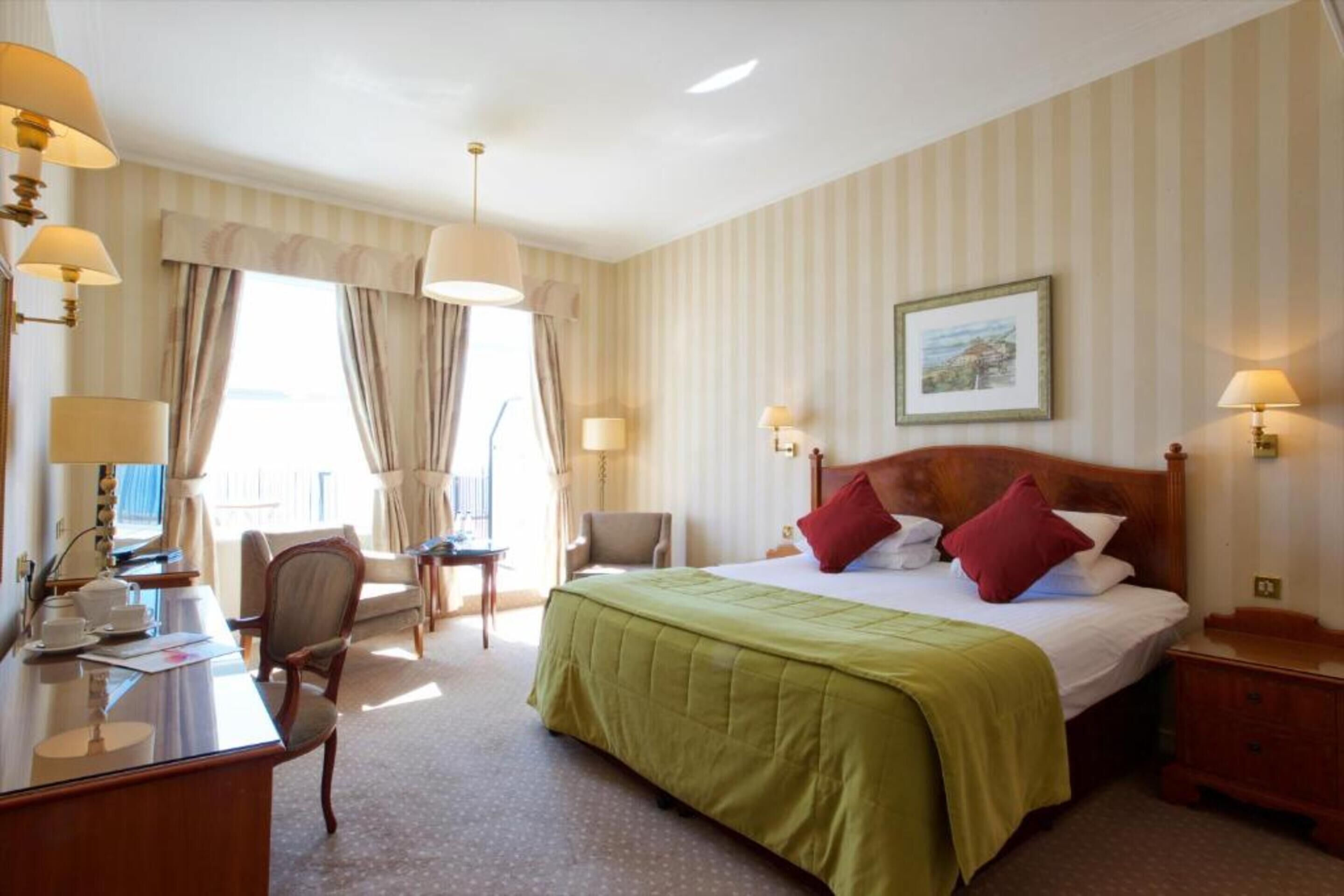 Skrivebord, strykejern/-brett, wi-fi (inkludert) og sengetøy