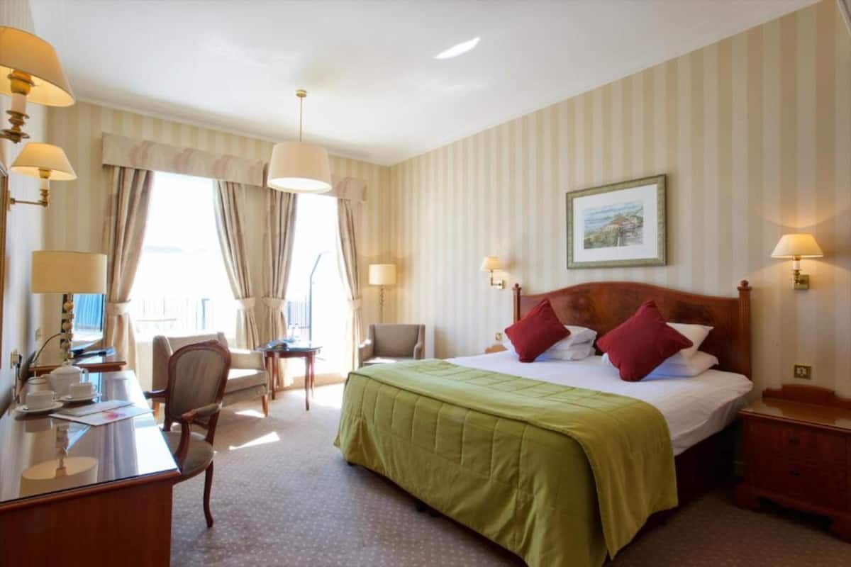 Escritorio, tabla de planchar con plancha, wifi gratis y ropa de cama