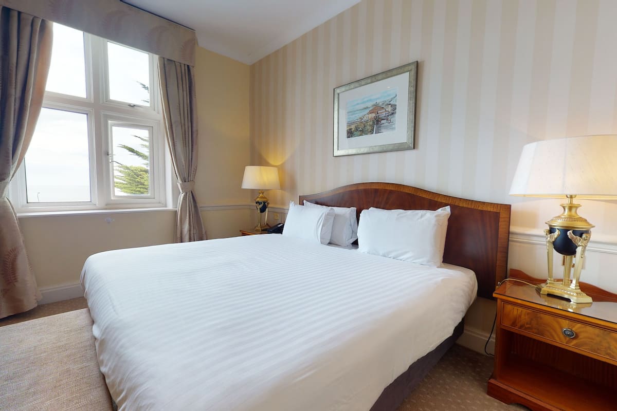 Bureau, fer et planche Ă repasser, Wi-Fi gratuit, draps fournis