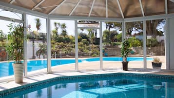 Indendørs pool, sæsonbestemt udendørs pool, liggestole