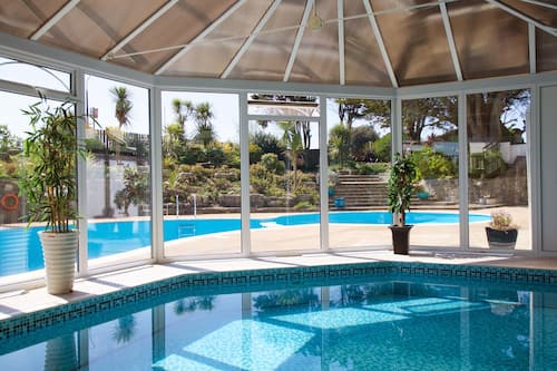 Indoor pool, seasonal outdoor pool, pool loungers