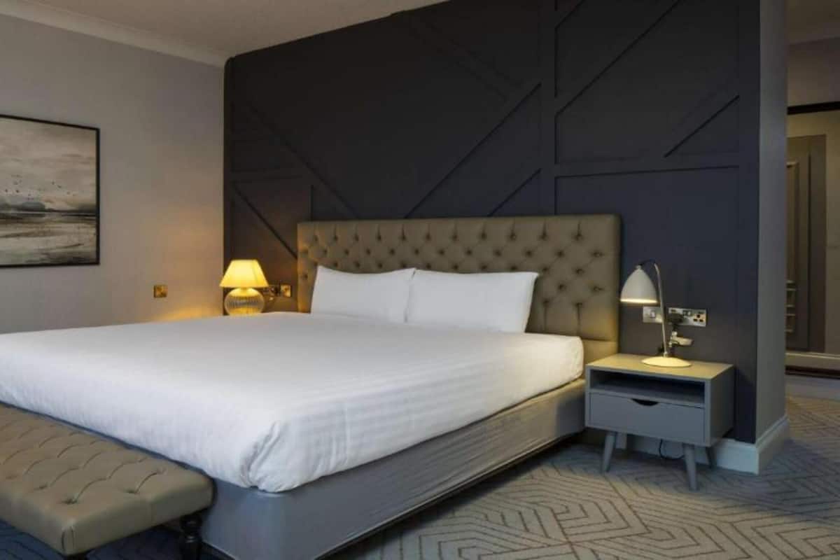 Deluxe Double Studio with Balcony | Escritorio, tabla de planchar con plancha, wifi gratis y ropa de cama