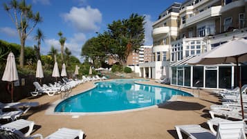 Indoor pool, seasonal outdoor pool, sun loungers