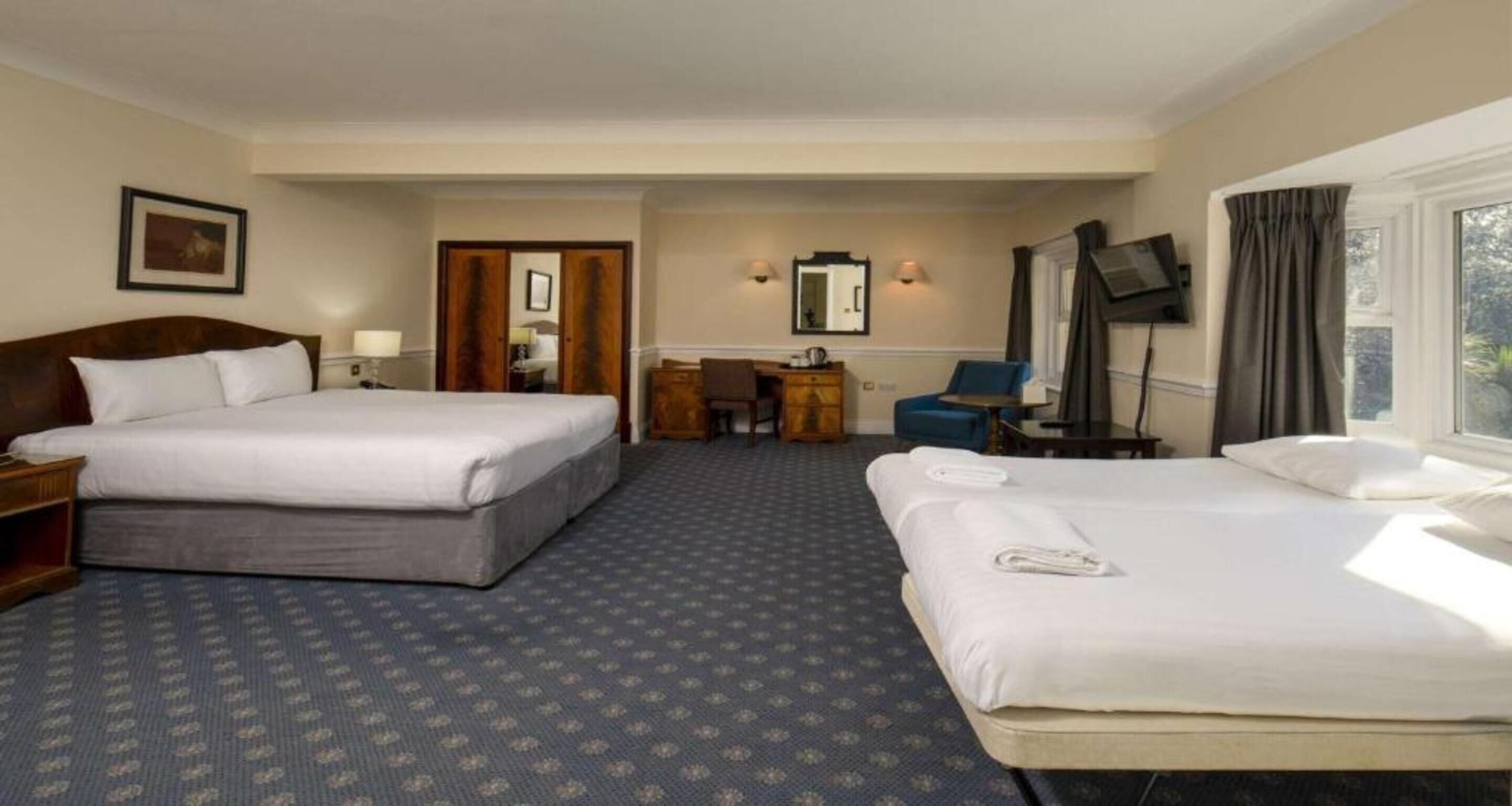 Standard family room for 4(2A+2C) | Skrivebord, strykejern/-brett, wi-fi (inkludert) og sengetøy