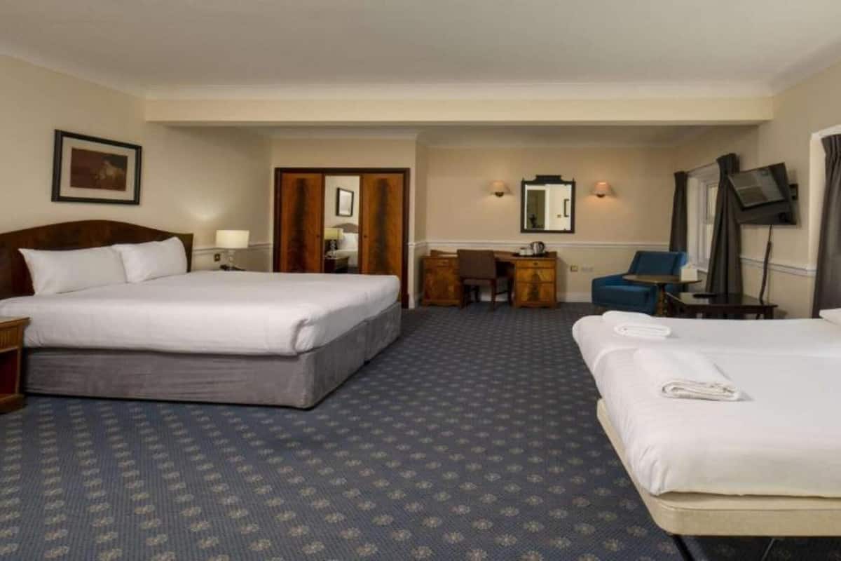 Standard family room for 4(2A+2C) | Escritorio, tabla de planchar con plancha, wifi gratis y ropa de cama