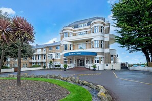 Indoor pool, seasonal outdoor pool, sun loungers - Bournemouth Carlton Hotel by Belvilla (Bournemouth)