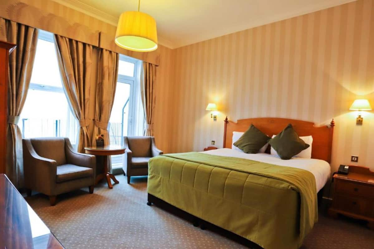 Habitación doble ejecutiva | Escritorio, tabla de planchar con plancha, wifi gratis y ropa de cama