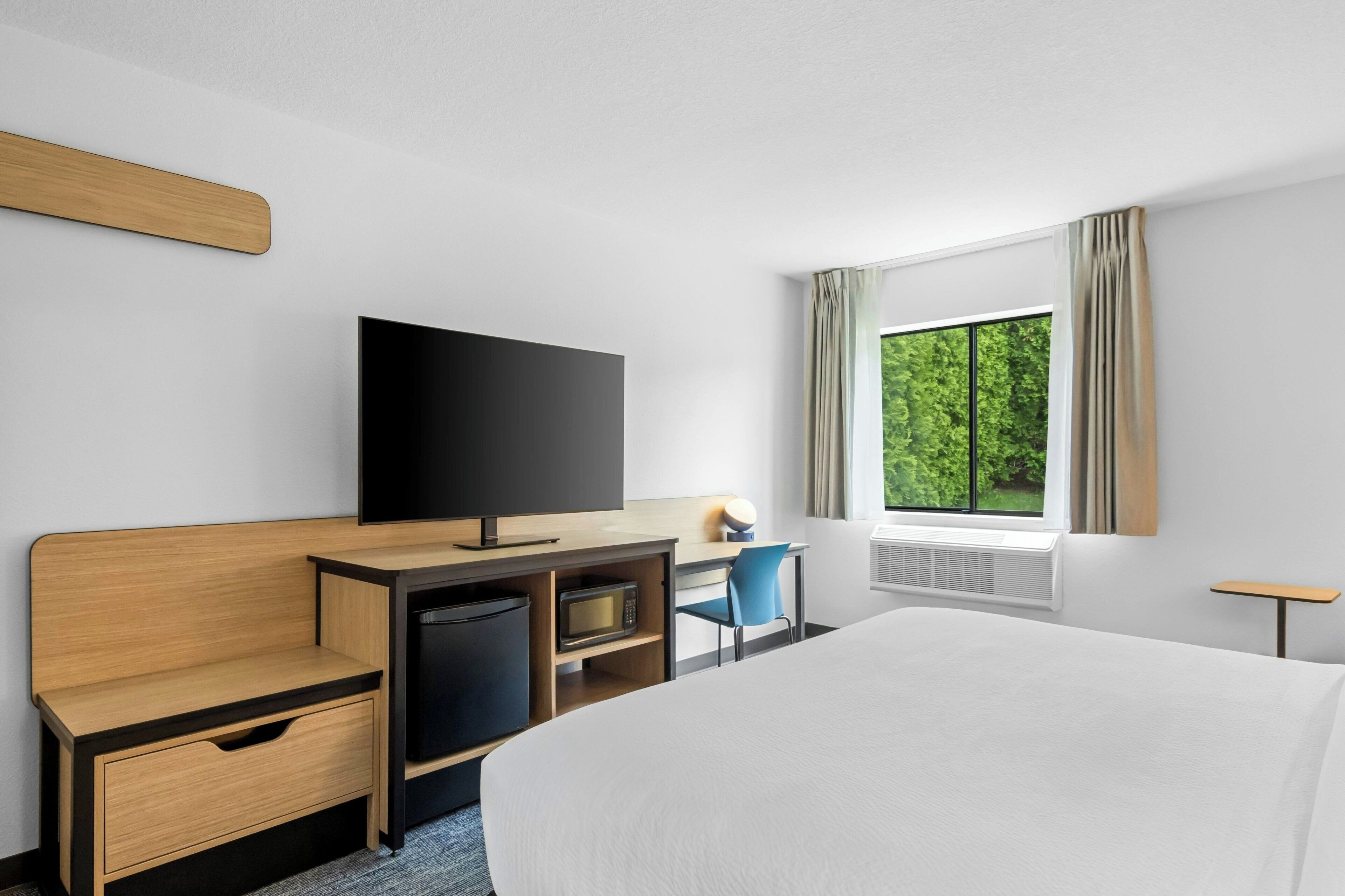 Zimmer, 1 King-Bett | Schreibtisch, laptopgeeigneter Arbeitsplatz, Babybetten, Zustellbetten