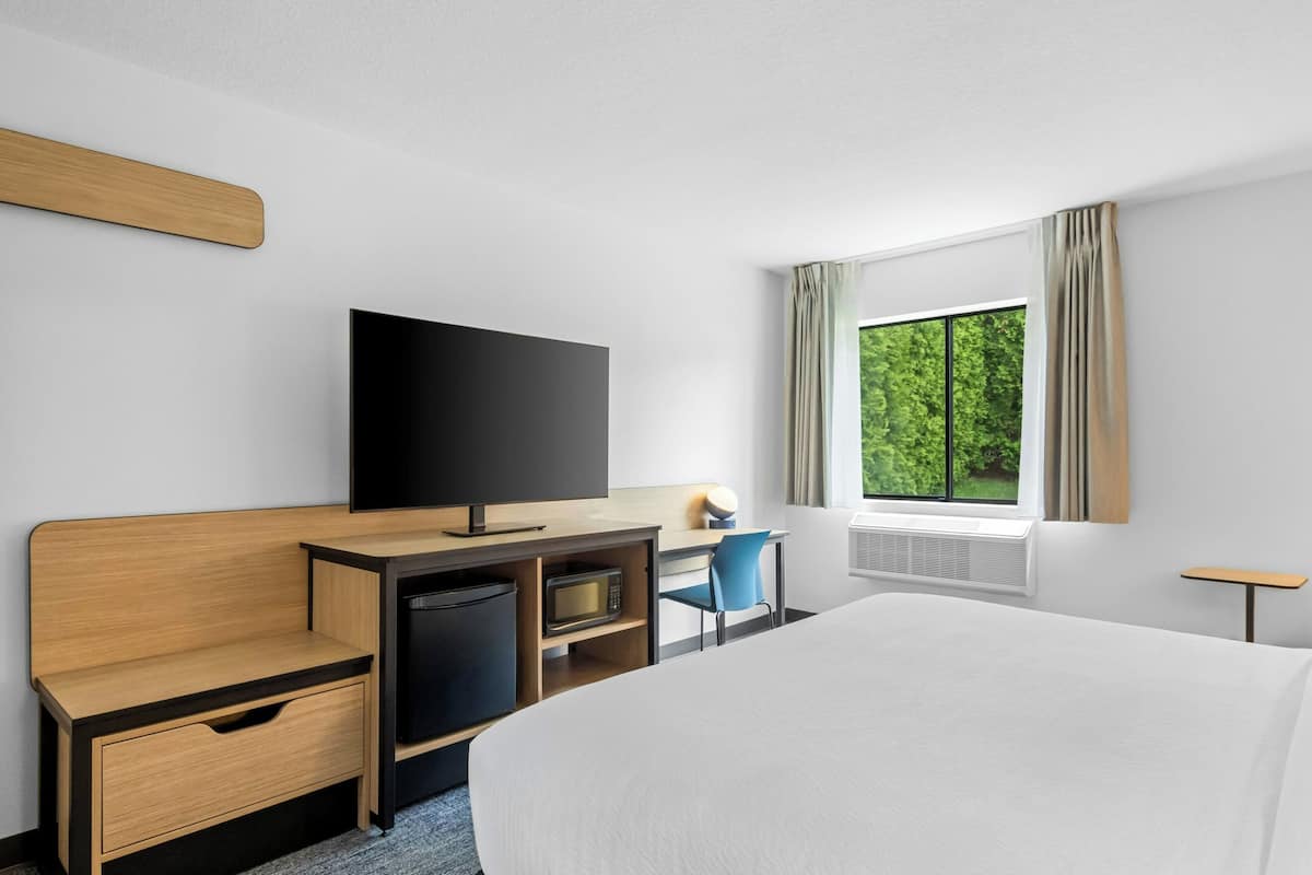 Room, 1 King Bed | Desk, laptop workspace, cribs/infant beds, rollaway beds