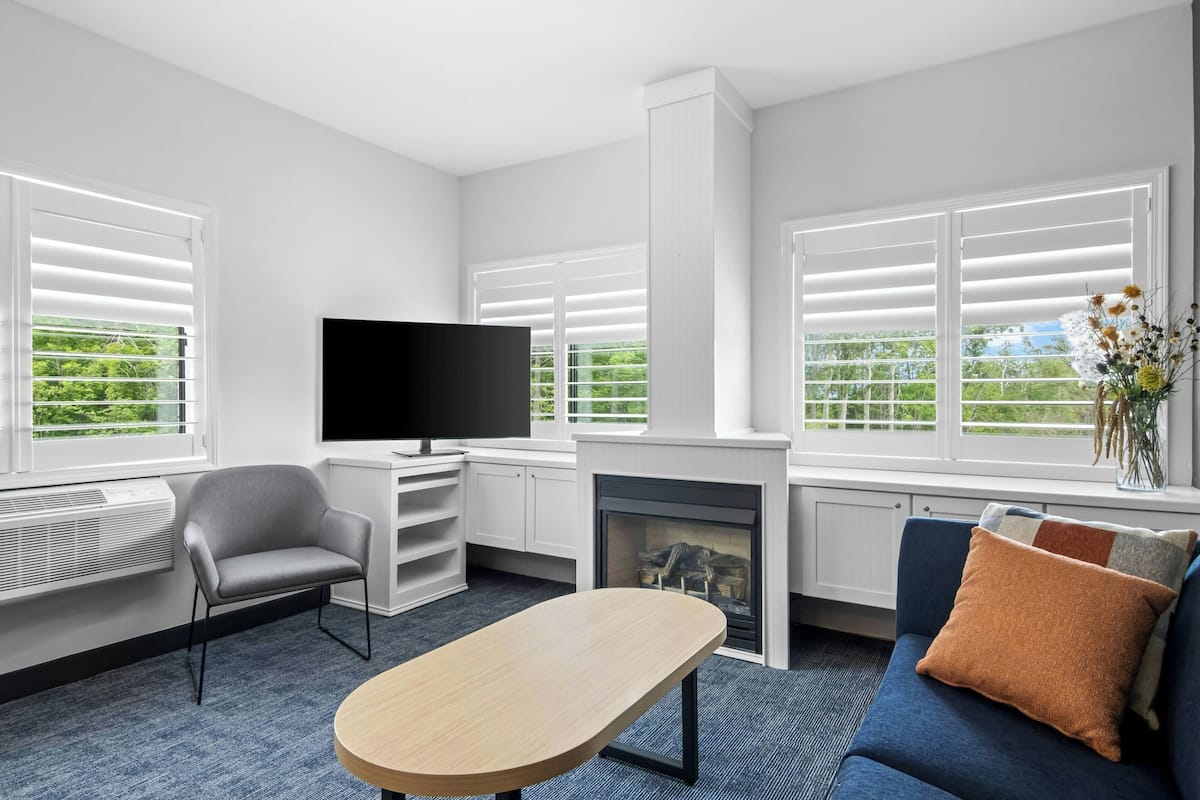 Suite, Multiple Beds | Living area | 32-inch flat-screen TV with cable channels, TV