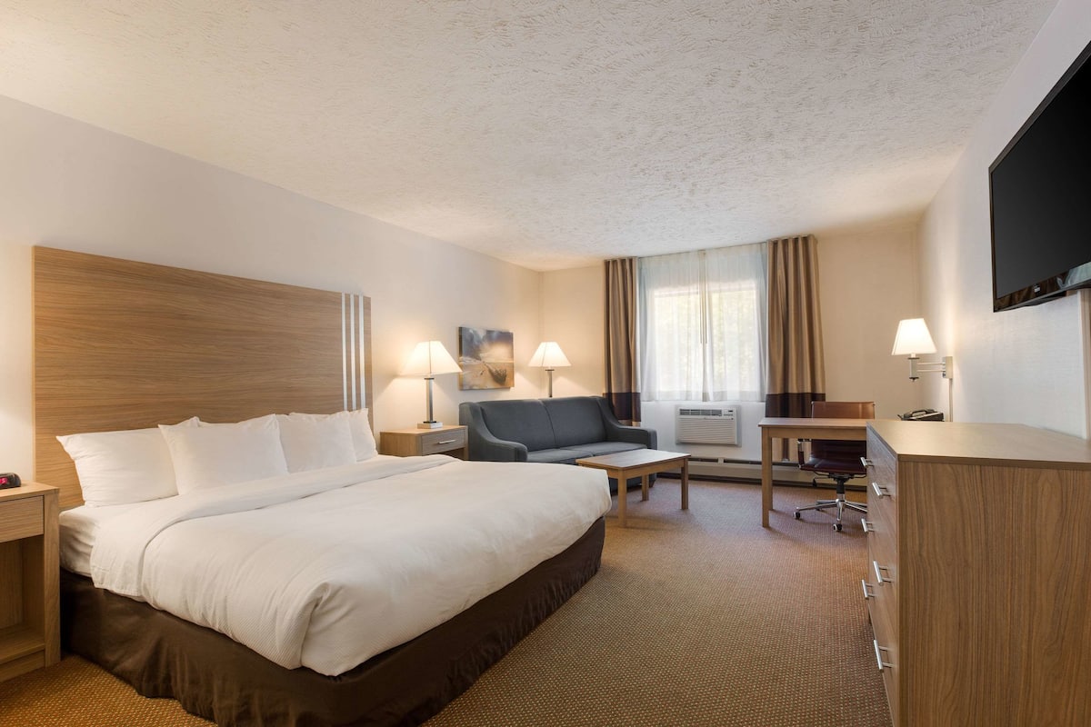 desk, laptop workspace, cots/infant beds, rollaway beds