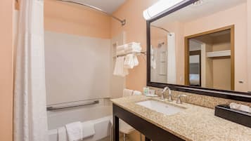 Camera Standard, 1 letto king con divano letto, non fumatori | Bagno | Asciugamani