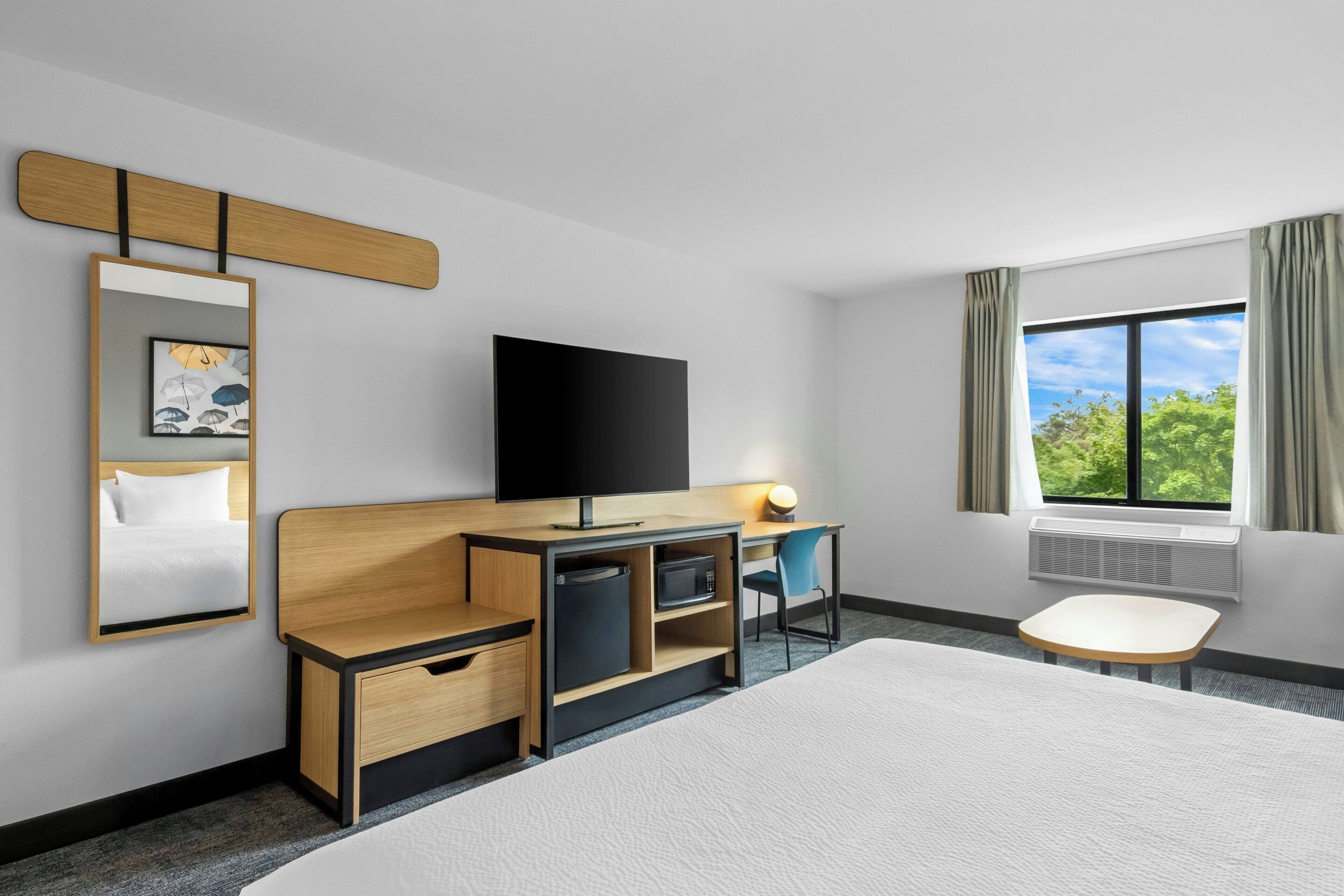 Zimmer, 1 King-Bett und Schlafsofa | Schreibtisch, laptopgeeigneter Arbeitsplatz, Babybetten, Zustellbetten