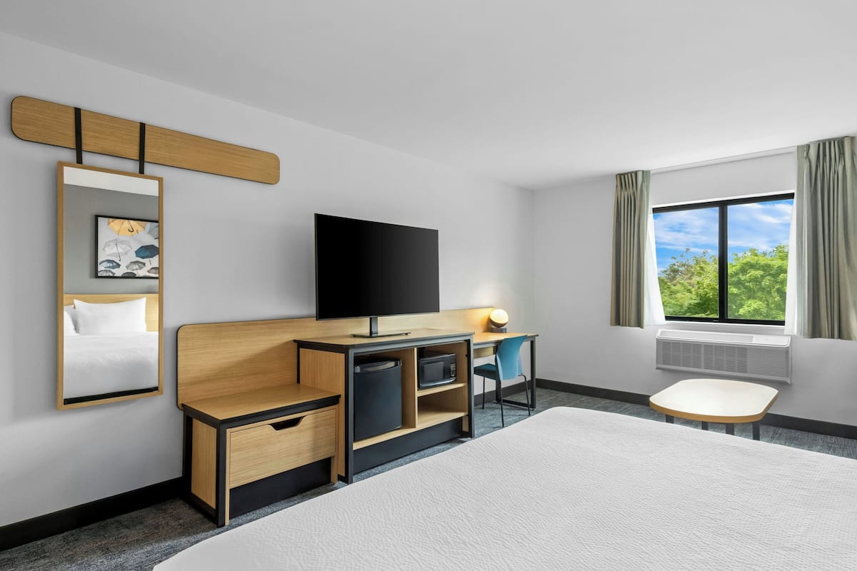 Room, 1 King Bed with Sofa bed | Desk, laptop workspace, cribs/infant beds, rollaway beds