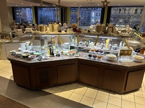 Desayuno buffet todos los días (EUR 23.50 por persona) 