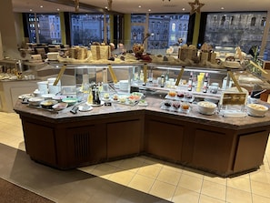 Desayuno buffet todos los días (EUR 23.50 por persona)