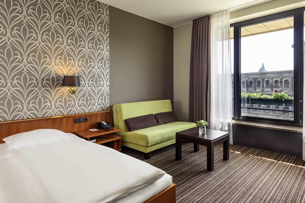 Privilege, Chambre double, 1 lit double et 1 canapĂ©-lit | Literie hypoallergĂ©nique, coffre-fort, bureau, rideaux dâobscurcissement